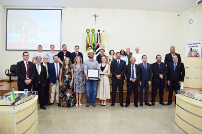 Homenageado e autoridades.JPG