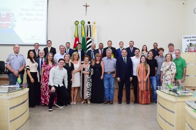 Autoridades, vereadores e homenageada.JPG