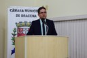 Vereador Rodrigo Castilho discursando sobre a homenageada Belkiss Beretta