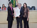 Adélio Sarro recebe o Título de Cidadão Honorário das mãos do vereador Danilo Ledo, autor da homenagem