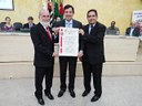 Floriano Pesaro recebe o título pelas mãos dos vereadores Milton Polon e Rodrigo Castilho