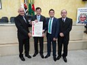 Os vereadores Célio Ferregutti, Victor Palhares e Cláudio José Pasqualeto com o homenageado  Floriano Pesaro