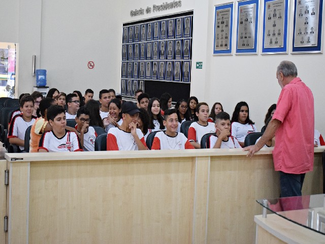 A Escola na Câmara: Alunos da Escola 9 de Julho visitam o Legislativo