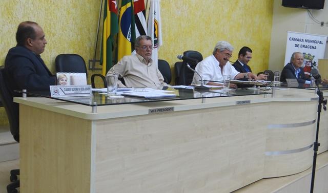 Acúmulo de água em cruzamento e iluminação de rua são temas de indicações na sessão