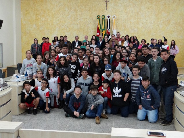 Alunos da EE 9 de Julho visitam a Câmara Municipal de Dracena