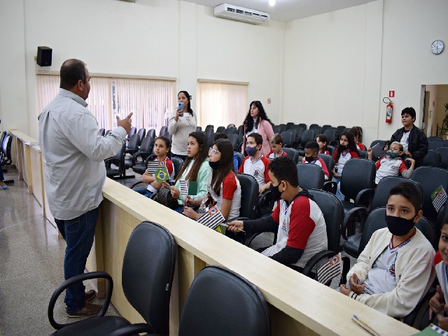 Alunos da EMEFI Prof. Moacir Simardi visitam a Câmara e vivenciam a rotina de um vereador