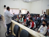 Alunos da EMEFI Prof. Moacir Simardi visitam a Câmara e vivenciam a rotina de um vereador