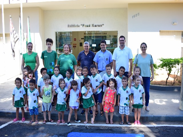 Alunos da Emei Dona Zizi visitam a Câmara