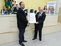 Após 22 anos, professor Juarez recebe Título de Cidadão Honorário em sessão solene na Câmara