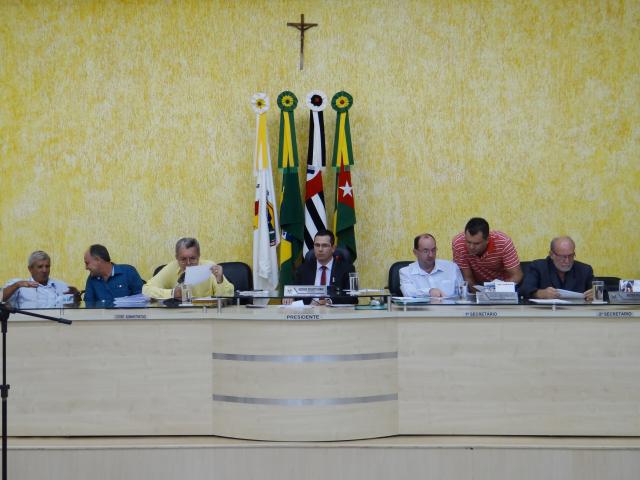 Câmara aprova cinco projetos e moção de protesto à reforma da previdência