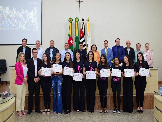 Câmara de Dracena entrega Diplomas de Honra ao Mérito às bailarinas do Grupo Movimento
