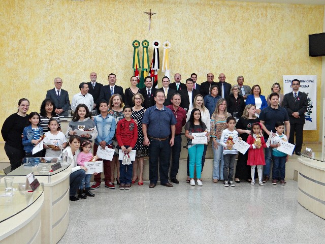 Câmara Municipal de Dracena presta homenagem a alunos de escolas municipais e a Líder Comunitário