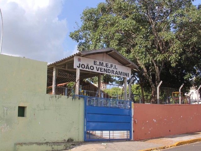 Câmara questiona se consta no cronograma a limpeza do parque infantil da EMEFI João Vendramini