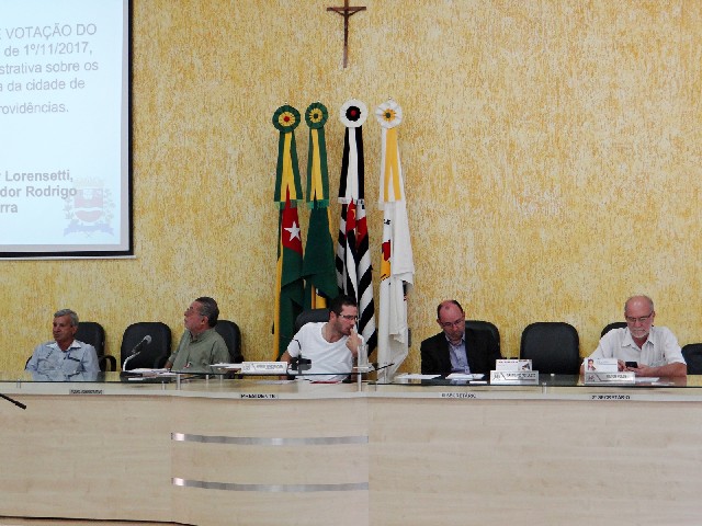 Cargos de professor e diretor de escola são aprovados em sessão extraordinária de Câmara