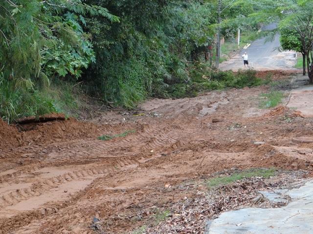Finalização de obra de galeria pluvial é questionada por vereadores