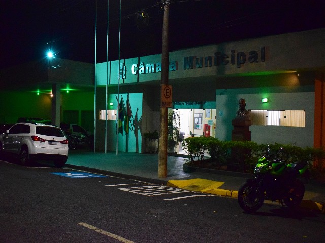 Prédio da Câmara Municipal de Dracena se ilumina de verde em apoio ao Setembro Verde