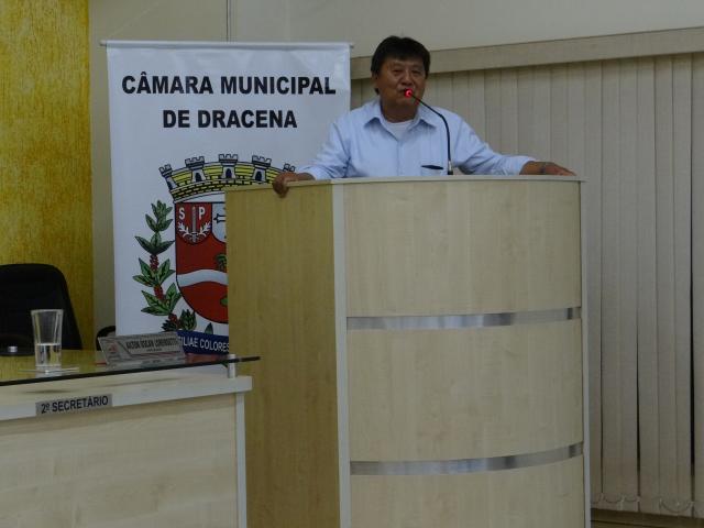 Reparos em ruas com buracos são solicitados por vereadores