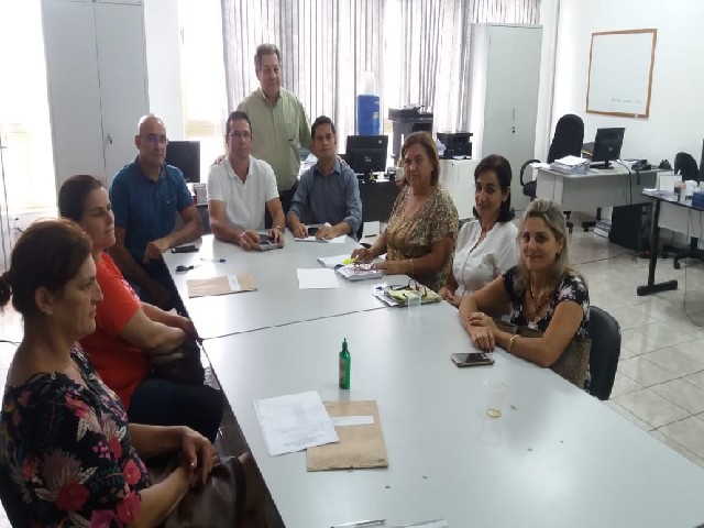 Vereadores acompanham pregão presencial para aquisição de marmitex