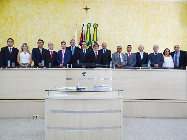Vereadores, prefeito e vice-prefeito tomam posse de cargo na Câmara Municipal
