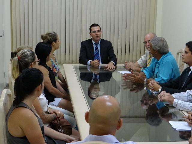 Vereadores se reúnem com voluntários protetores de animais na Câmara